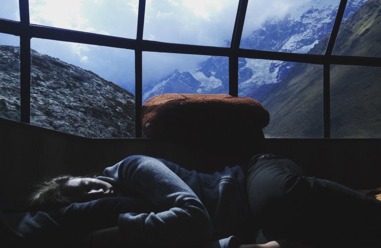mulher dormindo na montanha